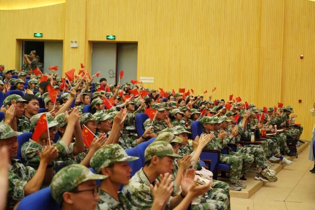 可爱女孩参加宴会
